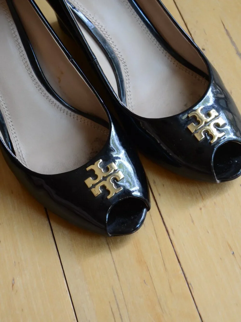 Tory Burch Jade Black Patent Leather Peep Toe Wedge Heels Size 8